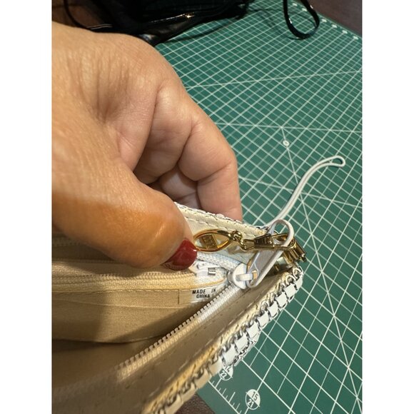 Vintage White Mesh Evening Bag  Clutch With Gold Clasp & Chain Strap - Picture 5 of 6
